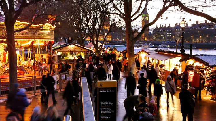Direkt an der Themse, vor der Kulisse des Big Ben, schlendern Besucher über den Kölner Weihnachtsmarkt in London. (Archivbild von Dezember 2010)