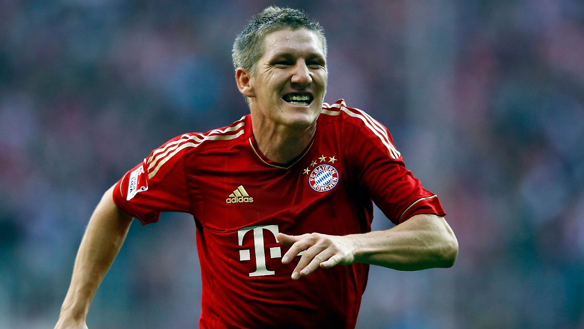 "Vom Gefühl her sieht es ganz gut aus": Bastian Schweinsteiger geht es nach seinem Schlüsselbeinbruch schon wieder besser. "Der Doktor hat gute Arbeit geleistet." Nur Fußball spielen kann Schweinsteiger noch nicht wieder.