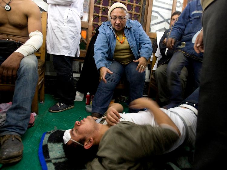 Ein Verletzter wird in Krankenhaus in Kairo gebracht.