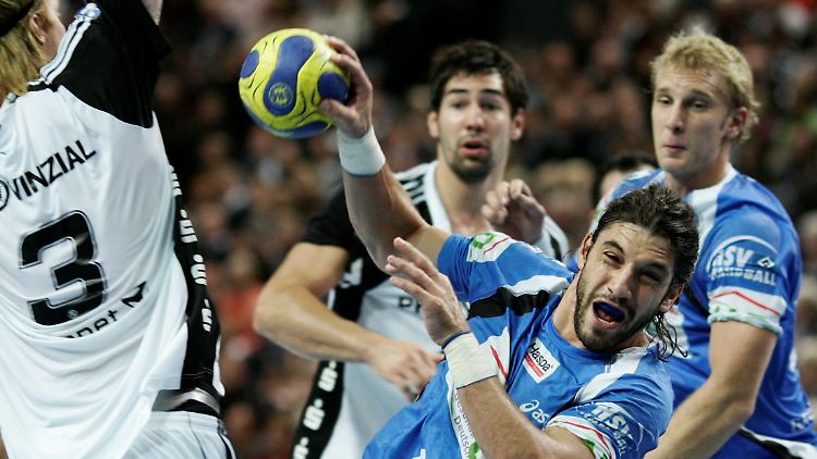 Ein Duell zwischen THW Kiel und HSV Hamburg in der letzten Saison. Mit neuen Stars werden die beiden Top-Favoriten um den ersten Titel der neuen Saison kämpfen - den Supercup.