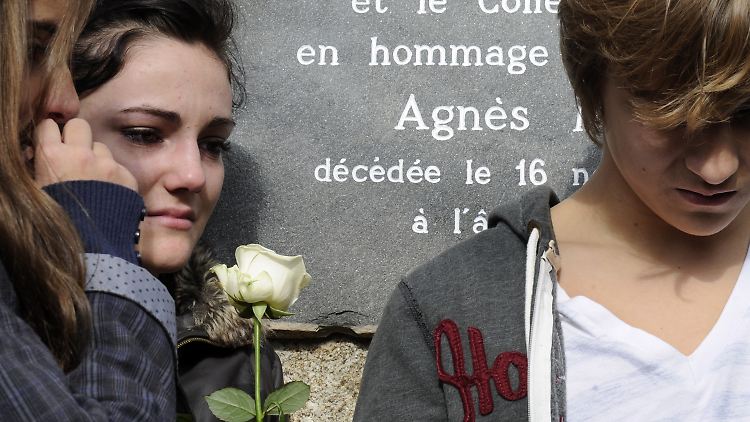 Schüler des Internats "Cevenol International" in Le Chambon-sur-Lignon stehen vor einer Tafel, die an ihre ermordete Mitschülerin Agnes erinnert.