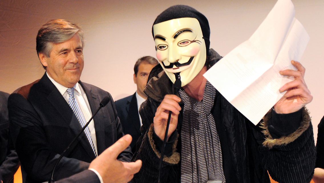 Es "menschelt" in Hamburg: Josef Ackermann mit einem Occupy-Aktivisten.