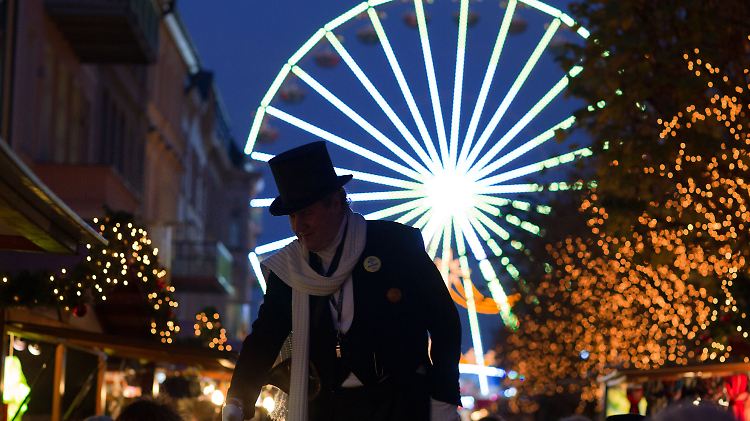Der Schweriner Weihnachtsmarkt ist als erster in Mecklenburg-Vorpommern geöffnet.