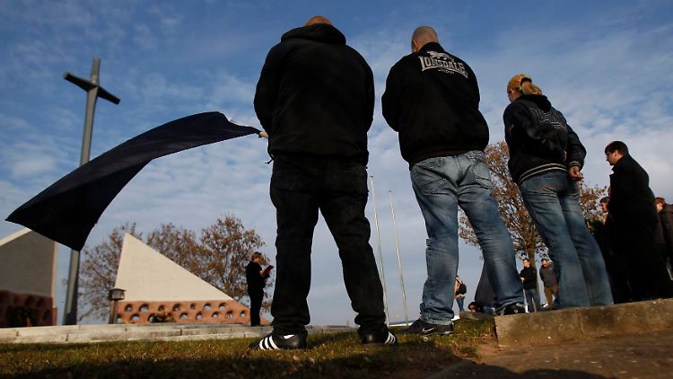 NPD-Mitglieder bei einem Aufmarsch auf dem "Feld des Jammers" bei Bretzenheim.