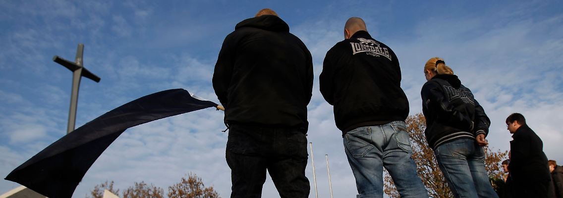 NPD-Mitglieder bei einem Aufmarsch auf dem "Feld des Jammers" bei Bretzenheim.