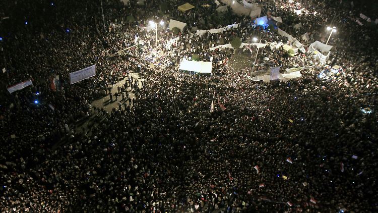 Demonstranten auf dem Tahrir-Platz: Wem es zurzeit in Kairo zu gefährlich ist, kann seine Reise in die ägyptische Hauptstadt kostenlos kündigen.