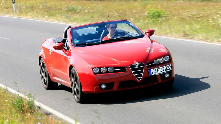 Eigenheit: Der Alfa-Grill macht es nötig, dass die Kennzeichen seitlich montiert werden.