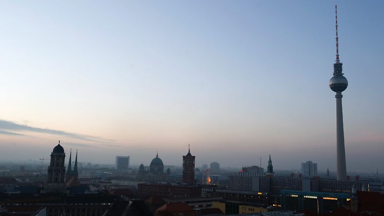 Der Berliner Fernsehturm, das Rote Rathaus und der Berliner Dom (v.r.): Alle Besucherbereiche des Turms wie Restaurant, Einganghalle und die Aussichtsetage werden bis März umgebaut und modernisiert.