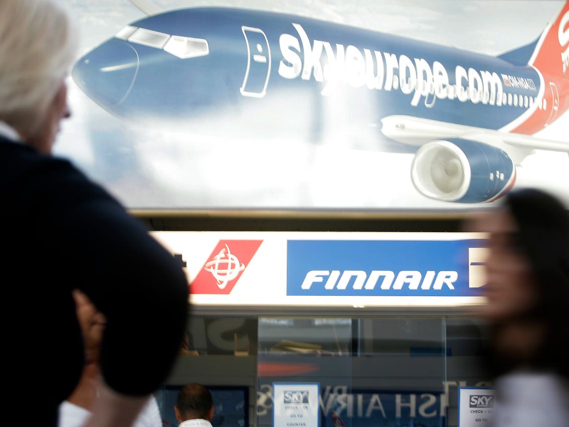 Fluggäste in Bussen und 20 Mio. Euro Schulden: SkyEurope fliegt einen scharfen Kurs.