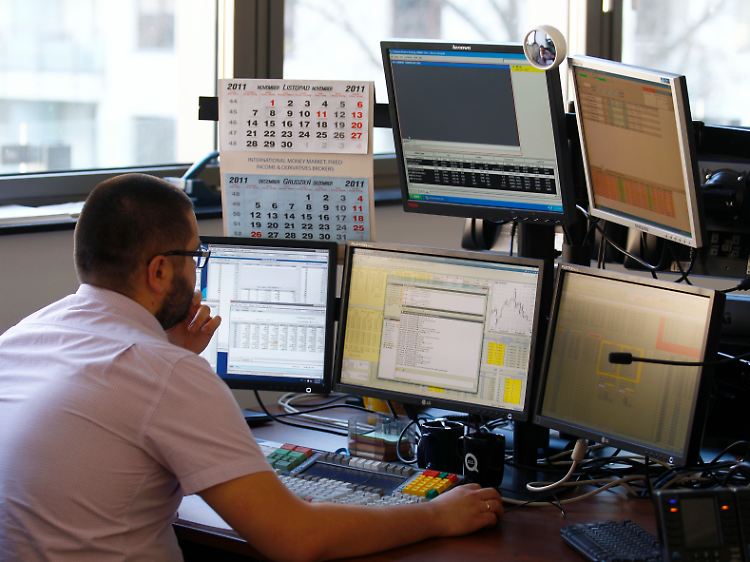 Rückspiegel am Monitor: Devisenhändler in Warschau.