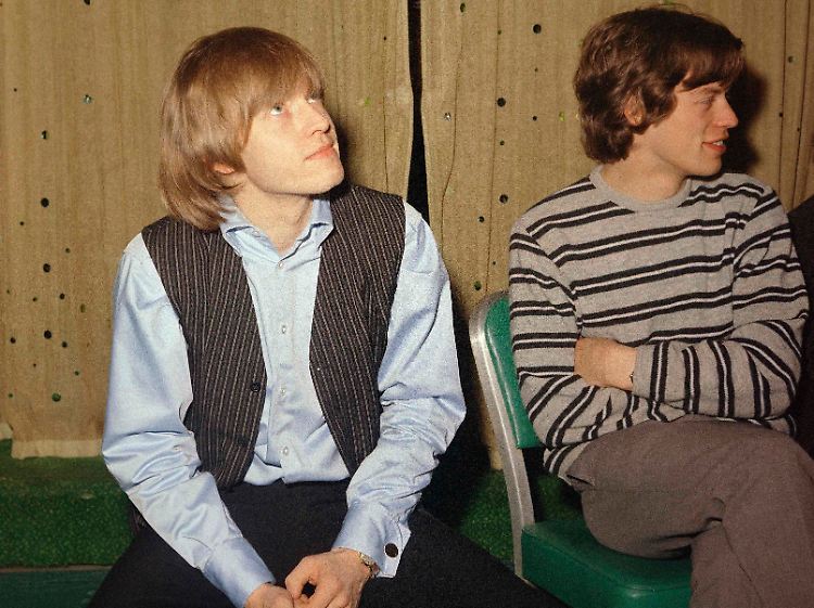 Brian Jones (l) und Mick Jagger1965 bei einem Interview in New York.
