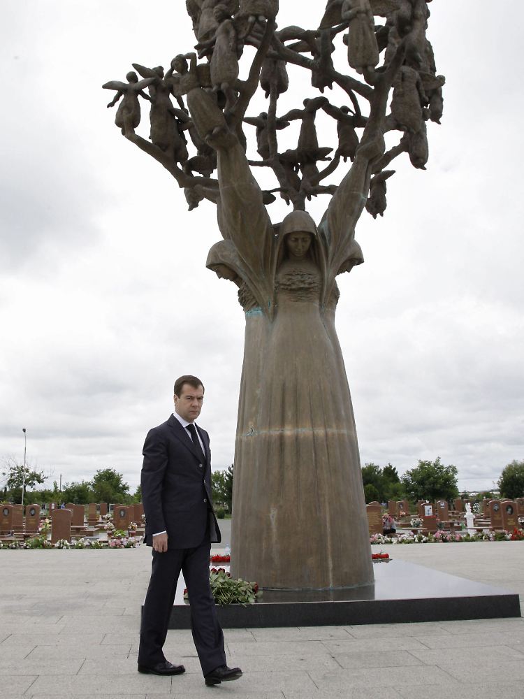 Präsident Medwedew besucht einen Friedhof, auf dem Opfer des Beslan-Anschlags beerdigt sind.