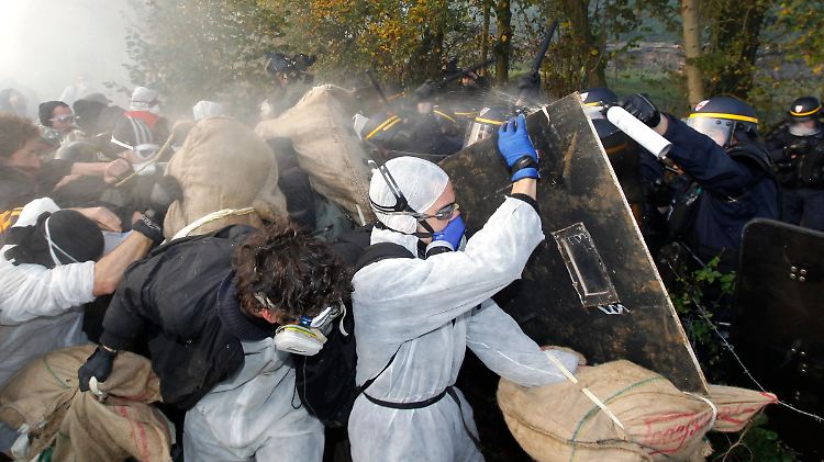 Bei einer Gleisblockade in Lieusaint, in der Nähe von Valognes.