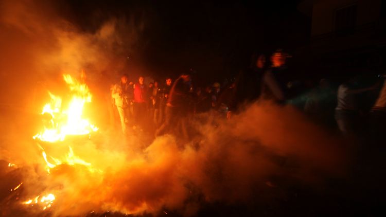 Mit Einbruch der Nacht flammt die Gewalt wieder auf.