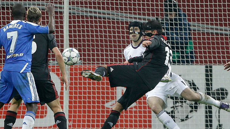 Maskenmann Michael Ballack traf gegen Maskenmann Petr Cech nicht, feiert mit Leverkusen aber trotzdem einen Sieg über Chelsea - und damit die Qualifikation für die K.o.-Runde.