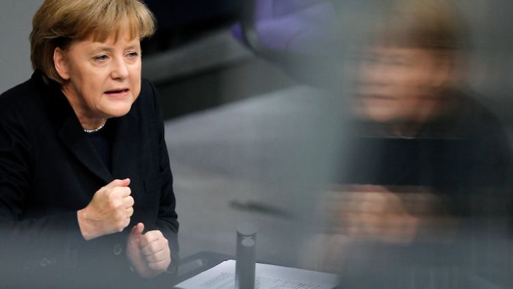 Noch lehnt Merkel Interventionen mit Eurobonds oder durch die EZB ab. Nicht nur die Opposition rechnet damit, dass sie diese Position bald aufgeben wird.