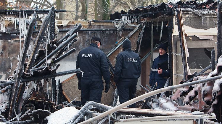 Polizisten inspizieren das abgebrannte Haus der Demokratie im Januar 2010.