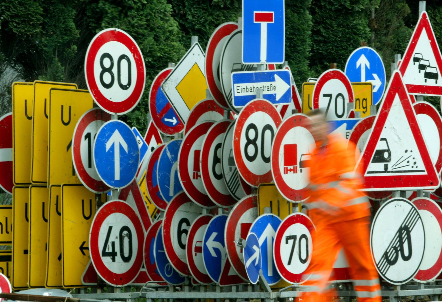 Das Bundesverkehrsministerium will einige Schilder abschaffen. Davon gibt es ja tatsächlich mehr als genug auf unseren Straßen.