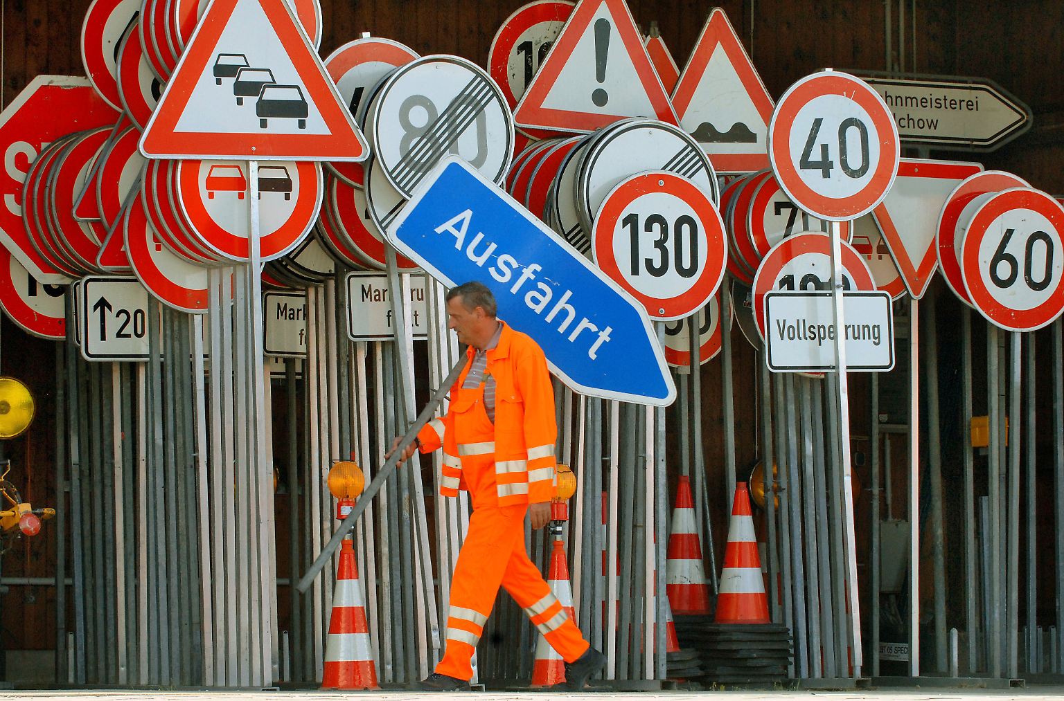 CSU-Verkehrsminister Ramsauer stoppt den Schilder-Wahn. Die alten Verkehrzeichen bleiben weiterhin gültig.