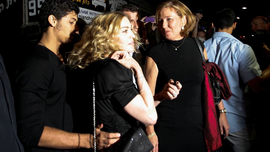 Neben einer Hebräisch-Lehrerin und einem Gymnastiklehrer hat Madonna auch eine private Putzfrau dabei - und ihren eigenen Jesus.