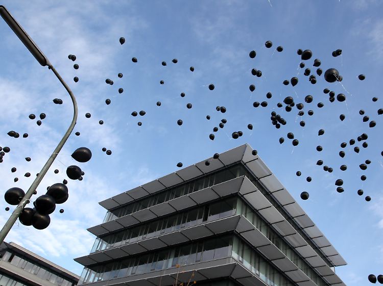 Schwarze Luftballons über der Maroland-Zentrale in Augsburg (Archivbild von 2010).