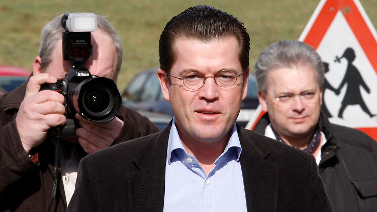 Kaum weg, jetzt schon wieder im Mittelpunkt: Karl-Theodor zu Guttenberg.