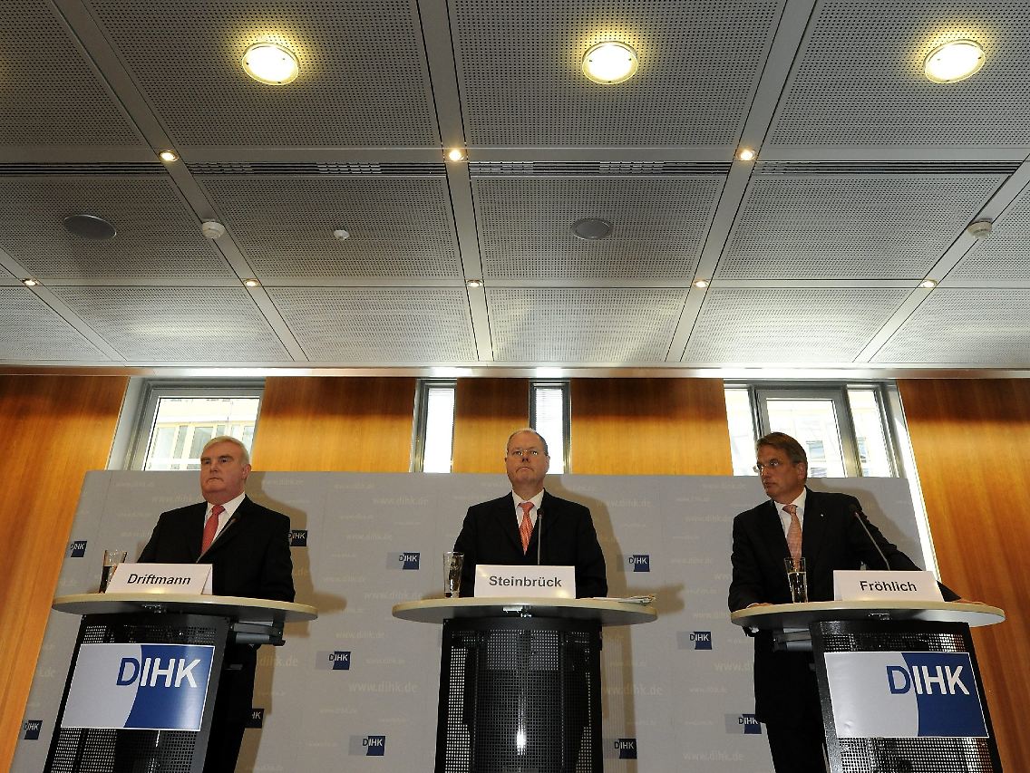 So sieht es aus, wenn Politik, Wirtschaft und Banken an einem Strang ziehen: Im Bild erläutern DIHK-Präsident Hans Heinrich Driftmann, Finanzminister Peer Steinbrück und der Präsident des Bundesverbandes der Deutschen Volksbanken und Raiffeisenbanken e.V., Uwe Fröhlich (v.l.n.r.) die Ergebnisse ihres Spitzengesprächs.