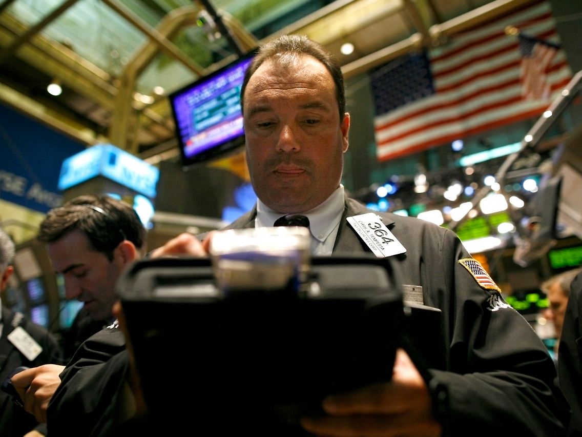 Einkaufsmanager, Bauausgaben, Boeing, Konjunktursorgen - und dann noch diese vagen Gerüchte aus dem Finanzsektor: An der New York Stock Exchange wird verkauft.