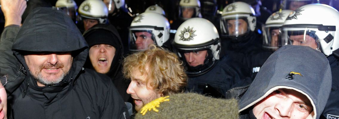 Polizisten stehen in Metzingen Atomkraftgegnern gegenüber.