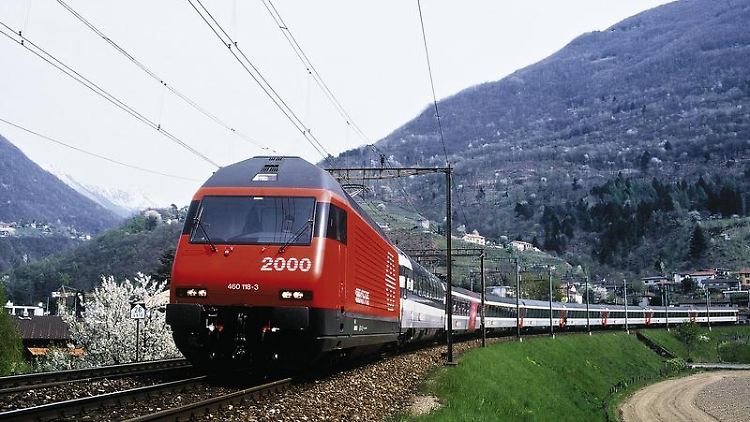 Ein Eurocity der Schweizerischen Bundesbahnen SBB auf der Fahrt durch das Tessin. Zum Teil sind auf dieser Strecke aber auch Ersatzzüge im Einsatz.