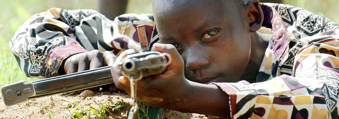 Ein 10 Jahre alter Kämpfer der sogenannten Union Kongolesischer Patrioten.
