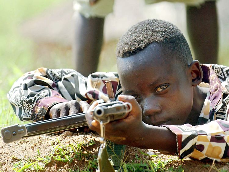 Ein 10 Jahre alter Kämpfer der sogenannten Union Kongolesischer Patrioten.