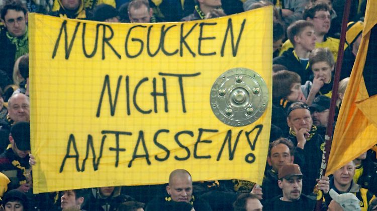 Nicht subtil, aber auch nicht unwitzig: Freunde der Borussia aus Dortmund weisen den Nachbarn darauf hin, worauf es letztlich ankommt. 