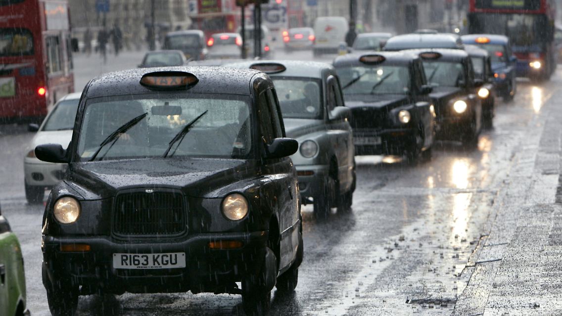 Die eleganten schwarzen Taxis gehören zum London-Klischee wie das schlechte Wetter.
