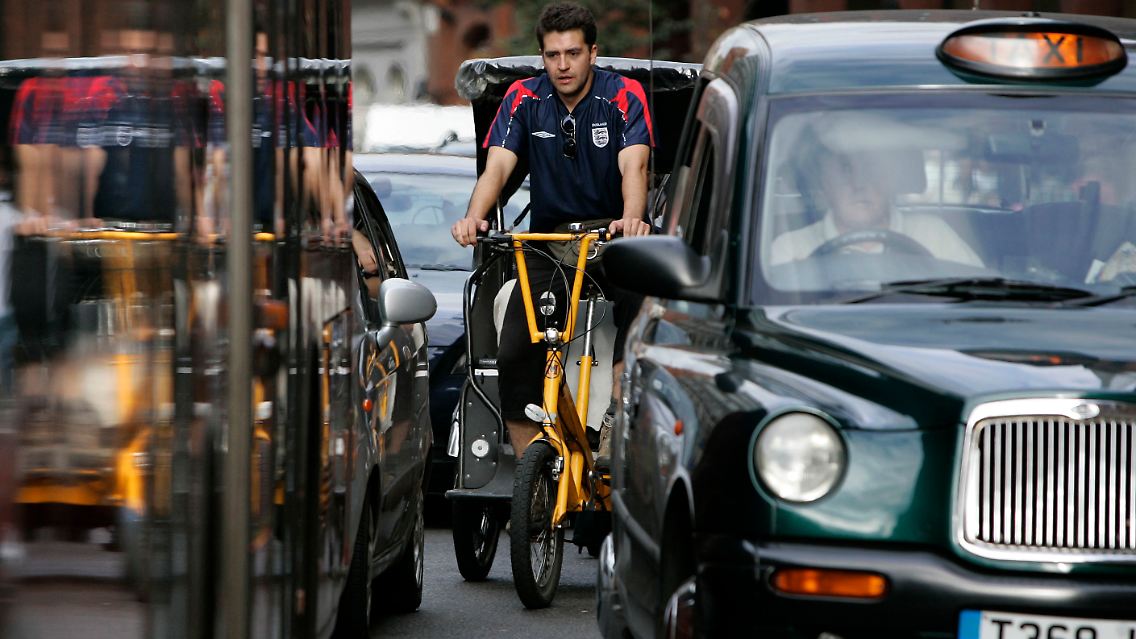 Die schwarzen Londoner Taxis haben einen guten Ruf wegen ihrer ausgezeichneten Ortskenntnis. Aber auch Rikschafahrer fahren einen durch die Stadt.