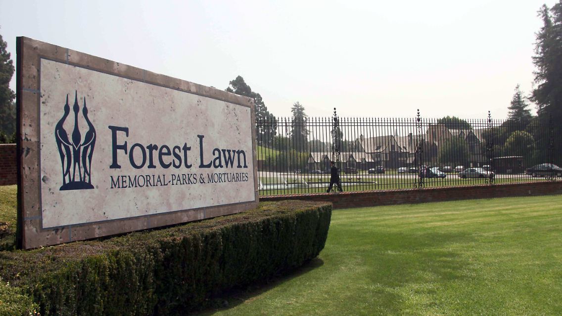 Jackson wird auf dem Friedhof "Forest Lawn Memorial Park" beigesetzt.