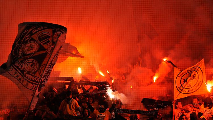 Dresdner Anhänger im Stadion.