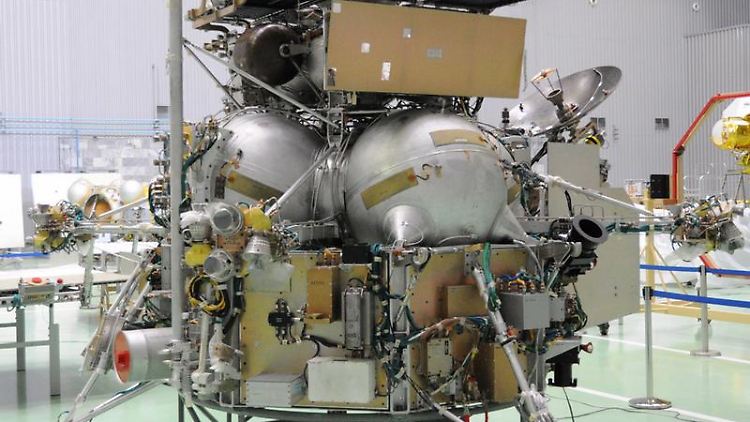 Die russische Raumsonde Phobos-Grunt bei den letzten Vorbereitungen vor ihrem Start.