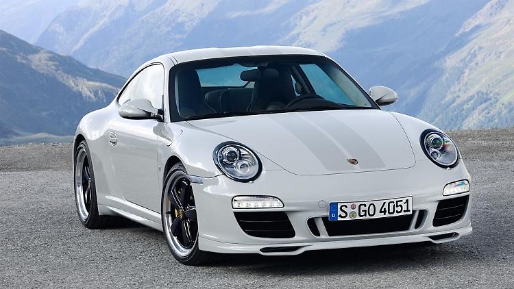 Das Schmuckstück hat seinen Preis: Wer einen der limitierten Porsche 911 Sport Classic sein Eigen nennen will, ist mit 201.682 Euro dabei. Somit ist das Sondermodell mehr als doppelt so teuer wie das Basisfahrzeug.