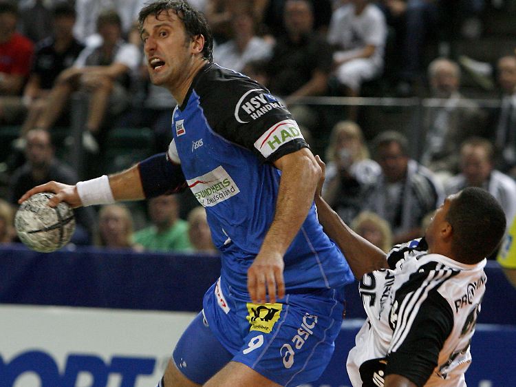 Zwei der neuen Bundesliga-Stars: Igor Vori (l.) versucht sich am Kieler Daniel Narcissestefanss vorbeizukämpfen.