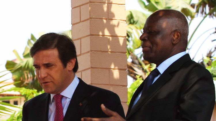 Verkehrte Welt: Pedro Passos Coelho muss um Hilfe bitten. Jose Eduardo dos Santos gibt den gnädigen Zuhörer. 