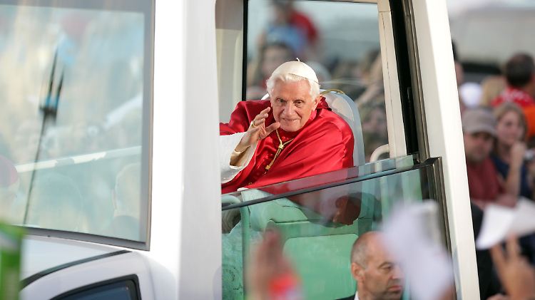 Gottvertrauen statt Sicherheitsgurt: Papst Benedikt lässt es drauf ankommen.