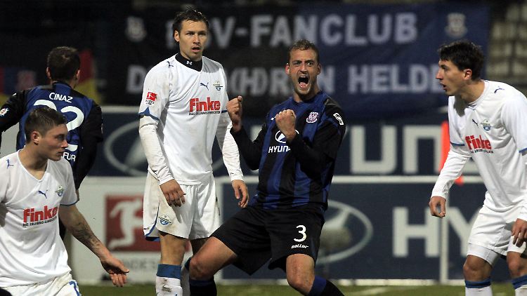 Björn Schlicke jubelt über das 2:1 für Frankfurt.