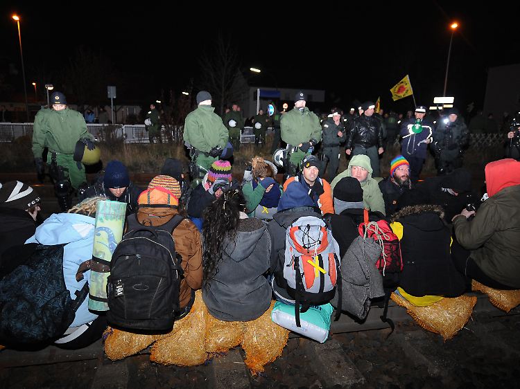 Gleisblockade in Haßloch. Die altbewährten Strohsäcke schützen vor der Kälte von unten.