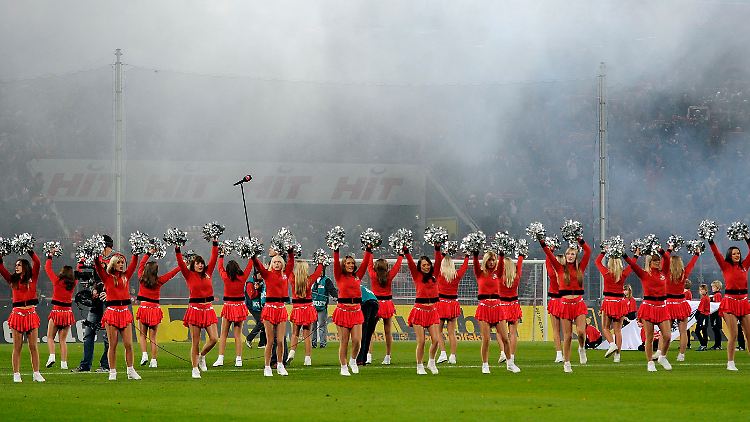 Die einzigen Kölner, denen der Sinn nach Tanzen stand: Die Cheerleader des FC.