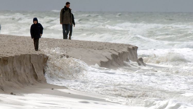 Spaziergänger auf Sylt: Auch die Nordseeküste muss sich an den beschleunigten Anstieg des Meeresspiegels anpassen.