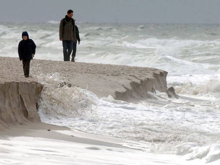 Wer am Strand von Sylt spazieren gehen will, sollte sich passend anziehen.