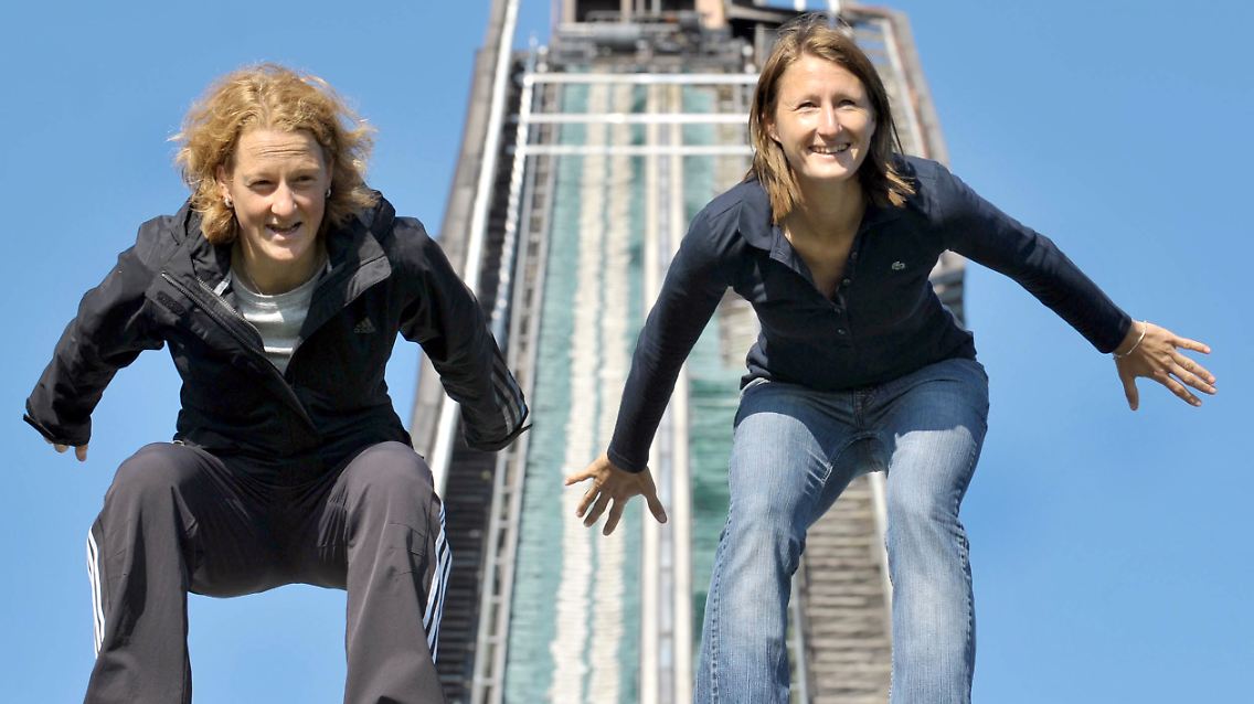 Kleiner Spaß am Rande: Die deutschen Nationalspielerinnen Melanie Behringer, links, und Sonja Fuss stehen auf der Salpausselkä-Schanze in Lahti.