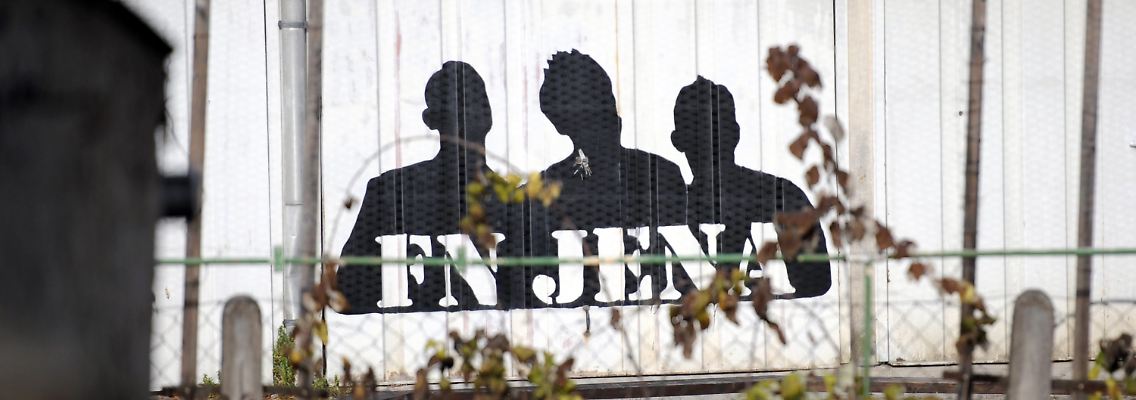 Ein Graffitto "FN (Freie Nationalisten) an einer Garage des "Braunen Hauses" in Jena.