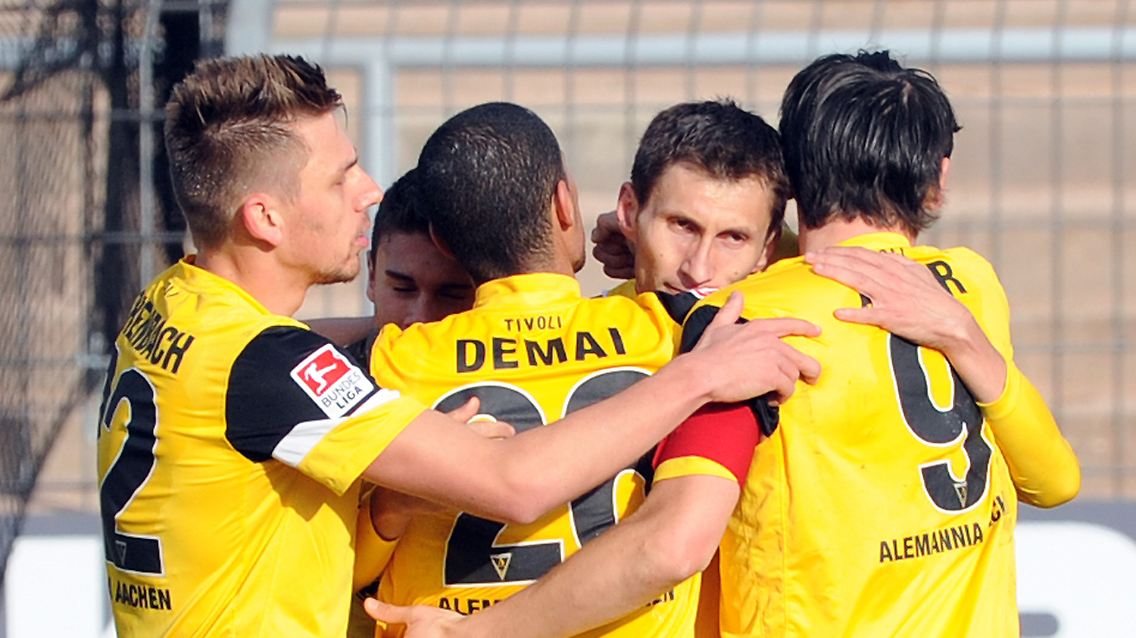 Aachens Matchwinner hieß Sergiu Radu (2.v.r.).